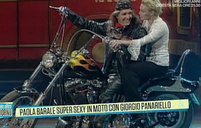 Paola Barale sulla moto con Giorgio Panariello