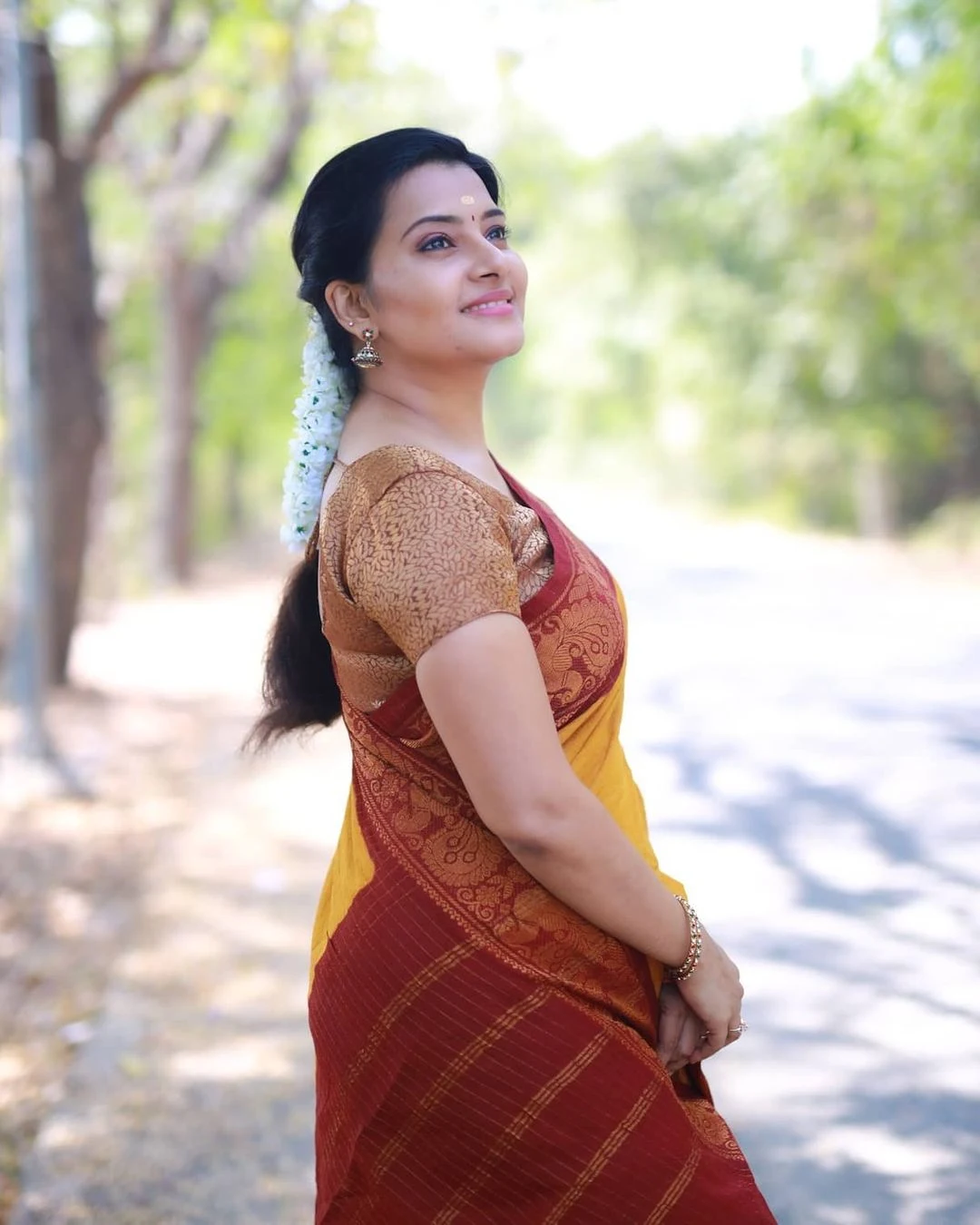 Actress shruthi raj cute traditional saree photoshoot