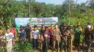 Dalam rangka mewujudkan Lingkungan Hijau ; Koramil 0621-16/Leuwiliang melaksanakan Penanaman 