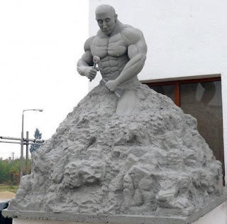 estatua-auto-esculpida
