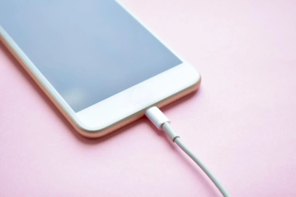 Cara Charge Baterai Smartphone yang Baik dan Benar Agar Tidak Cepat Rusak