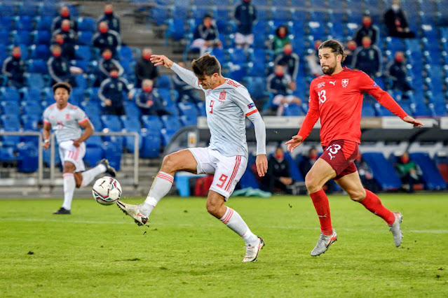 Gerard Moreno remata el centro de Reguilón para marcar el gol español. Adama Traoré y Ricardo Rodríguez aparecen en la foto. SELECCIÓN DE SUIZA 1 SELECCIÓN DE ESPAÑA 1. 14/11/2020. Liga de Naciones de la UEFA, fase de clasificación, grupo 4, jornada 5. Basilea, Suiza, estadio St. Jakob-Park.