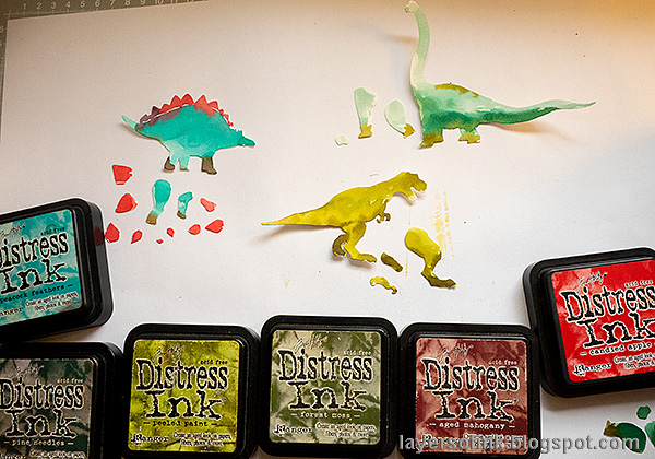 Layers of ink - Dinosaur Cards Tutorial by Anna-Karin Evaldsson. Watercolor the dinosaurs.