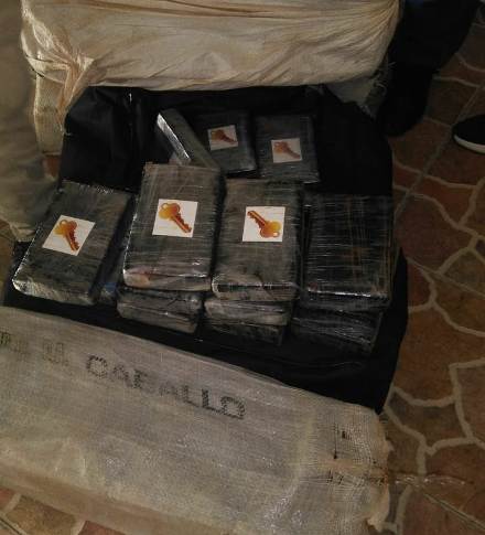 Autoridades ocupan 355 paquetes de droga dentro de vivienda en Villa Mella