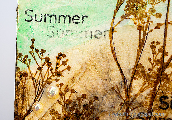 Layers of ink - Summertime Mixed Media Tag Tutorial by Anna-Karin Evaldsson. Paint with Distress Paint.
