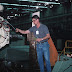 Tugas Helper Operator Extruding Mesin di Pabrik Industri