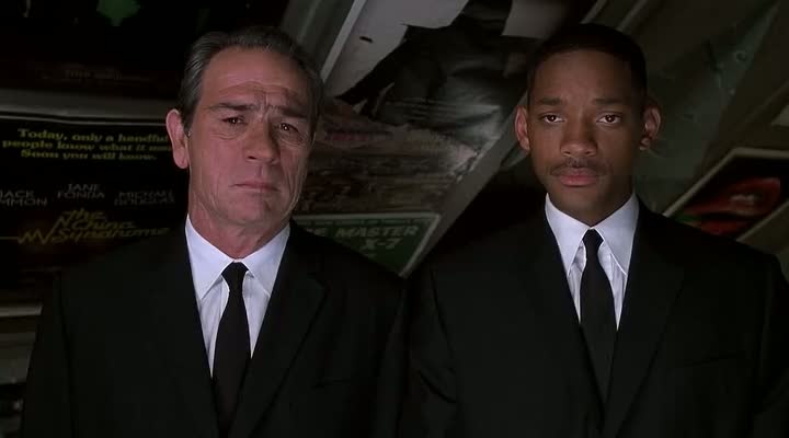 Screen Shot Of Men in Black 2 (2002) Dual Audio Movie 300MB small Size PC Movie