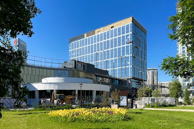 улица Вильгельма Пика, дворы, строящийся торговый центр Botanica Mall и бизнес-центр Botanica Plaza, станция метро Ботанический сад