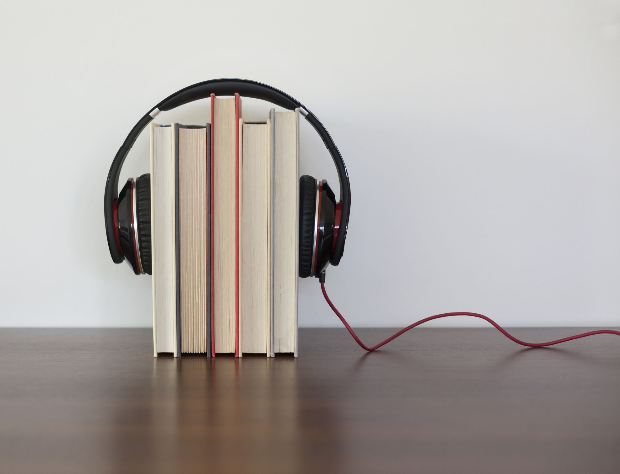 Книги аудиокниги. Книга и наушники. Книжка с наушниками. Прослушивание аудиокниг. Наушники для аудиокниг.