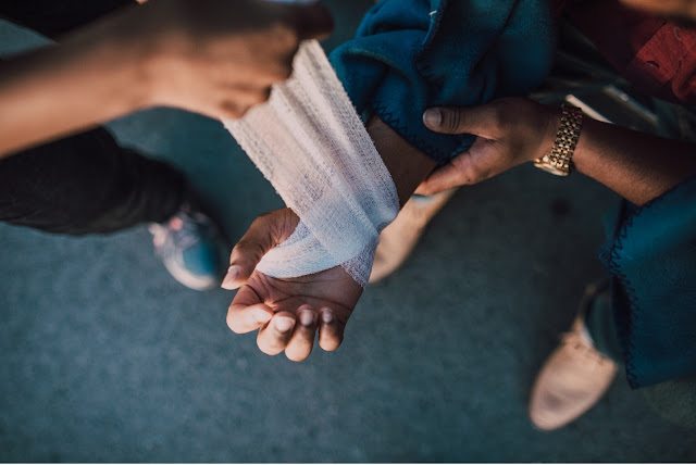 wrapping wrist with bandage:https://images.pexels.com/photos/6519904/pexels-photo-6519904.jpeg?auto=compress&cs=tinysrgb&dpr=3&h=750&w=1260