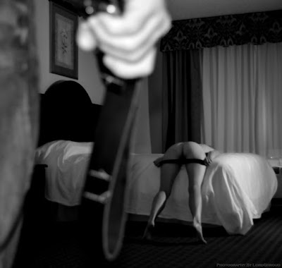 Femme courbée sur le lit la culotte descendue, attendant de recevoir une fessée à la ceinture (woman waiting for her belt spanking bend on a bed)