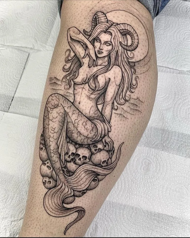 Fotografía del tatuajes de una sirena en la piel de una mujer