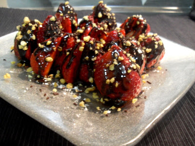 Fresas bañadas en chocolate deshecho, espolvoreado de crocanti y con licor Cointreau