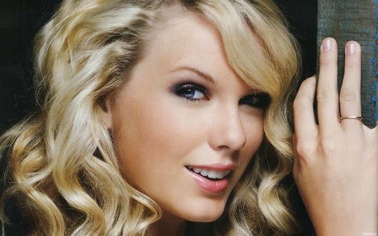 Smiling Taylor Swift Actress HD wallpaper