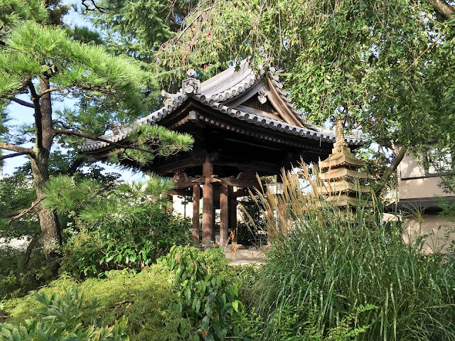 圓照寺,鐘楼堂,石造多重塔,新宿〈著作権フリー無料画像〉Free Stock Photos