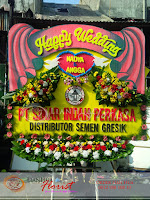 bunga papan pernikahan, bunga ucapan selamat, toko karangan bunga, toko bunga jakarta, toko bunga, florist jakarta, karangan bunga happy wedding bunga papan berukuran besar, karangan bunga terbesar, bunga papan full flower