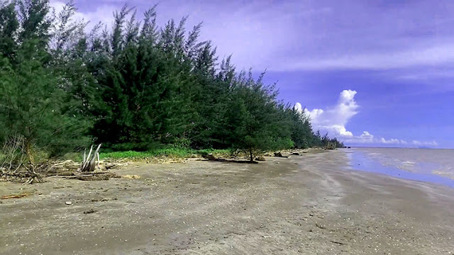 Pantai Tengkuyung Dekat Dermaga Foto