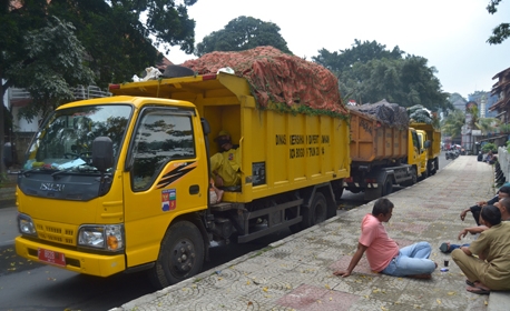 Mobil Truk Sampah - truk sampah kuning