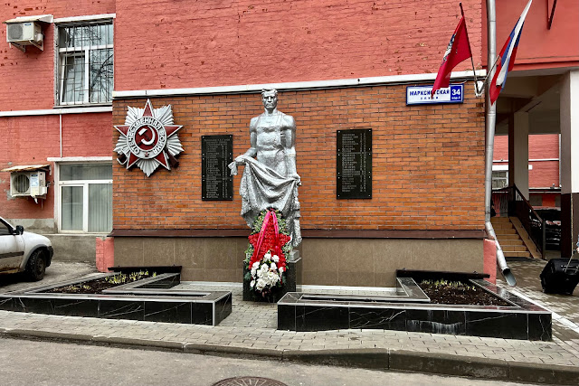 Марксистская улица, территория бывшего Первого часового завода, памятник «Воинам-работникам 1-го Московского часового завода»