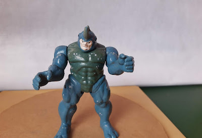 Anos 90, Boneco Figura de ação articulado em 3 pontos do  Rino / Rhino , inimigo do homem aranha Spiderman  14cm de altura 1994 Marvel / Toy Biz R$ 25,00