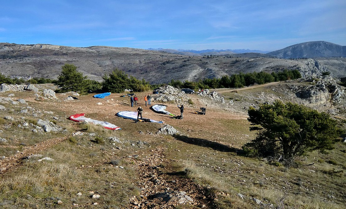 Paragliders-by-the-trail-to-Haut-Montet