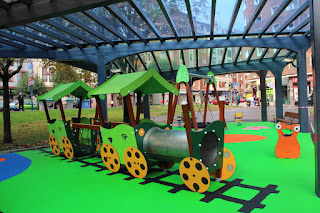 Juegos infantiles cubiertos en el parque de Los Hermanos