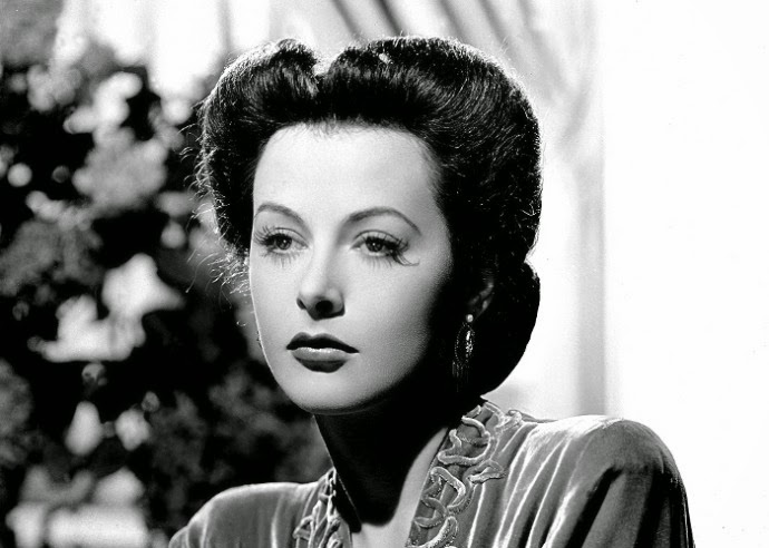 http://www.omicrono.com/2014/11/hedy-lamarr-la-mujer-que-puso-los-cimientos-para-las-conexiones-wifi/