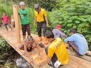 Polisi di Ponorogo Bersama Warga Perbaiki Jembatan Akses Obyek Wisata Tanah Goyang