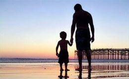 Отец и сын на берегу