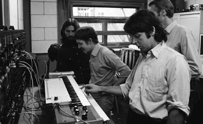 George Harrison, Mike Vickers, George Harrison y Paul McCartney en el estudio durante las sesiones de grabación del álbum Abbey Road en 1969 probando el Moog 3P