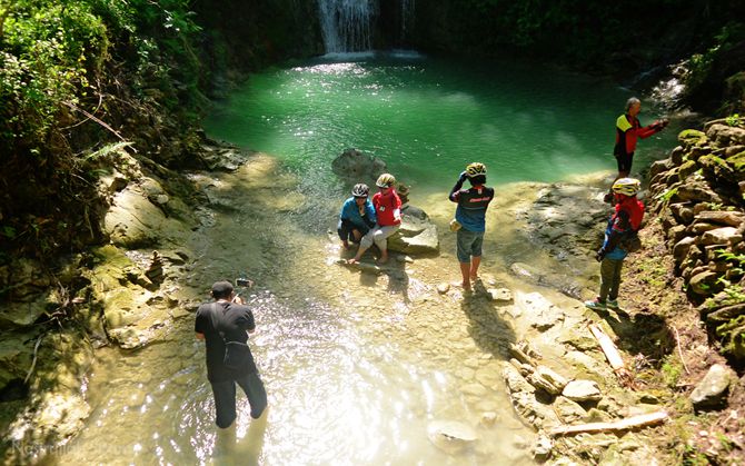 Teman rombongan sedang asyik berfoto di air terjun Kedung Pengilon