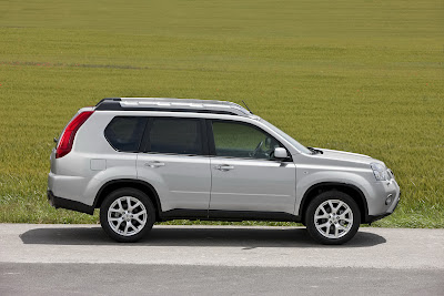 2011 Nissan X-Trail SUV Side View