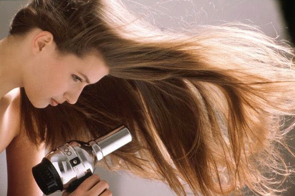 Những mẹo nhỏ giúp tóc tránh khỏi những tác động nhiệt khi sấy