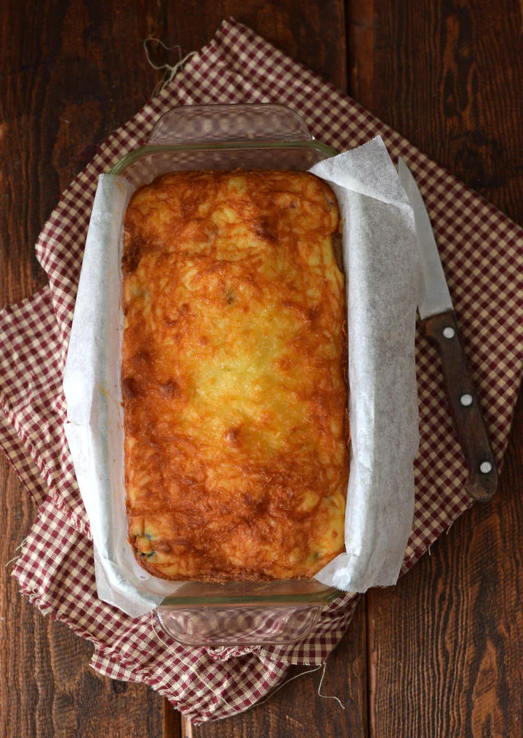 Bizcocho salado recién salido del horno, se puede ver la corteza dorada por el queso