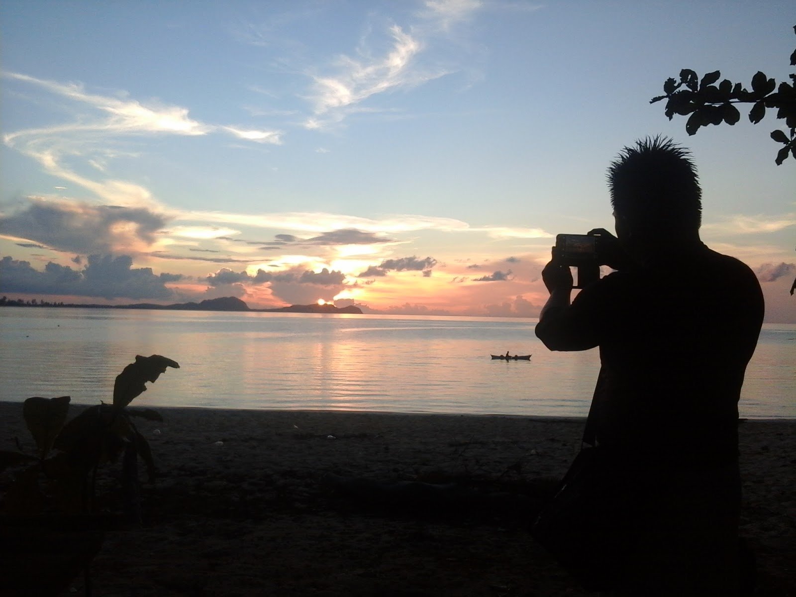 PERCUTIAN KE PULAU SERASAN INDONESIA PEMANDANGAN  SENJA  