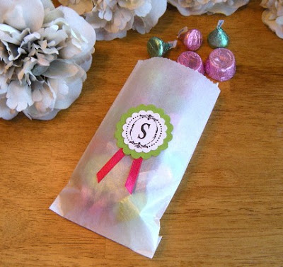 There are so many ideas one can do with wedding favors like candy bags like
