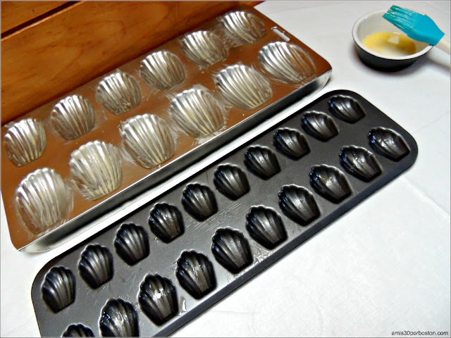 Moldes de Madeleines Engrasados con Mantequilla