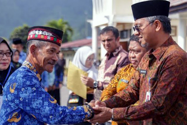Pemerintah Aceh Bagikan 367 SK Kenaikan Pangkat dan Pensiun bagi Pegawai di Empat Kabupaten