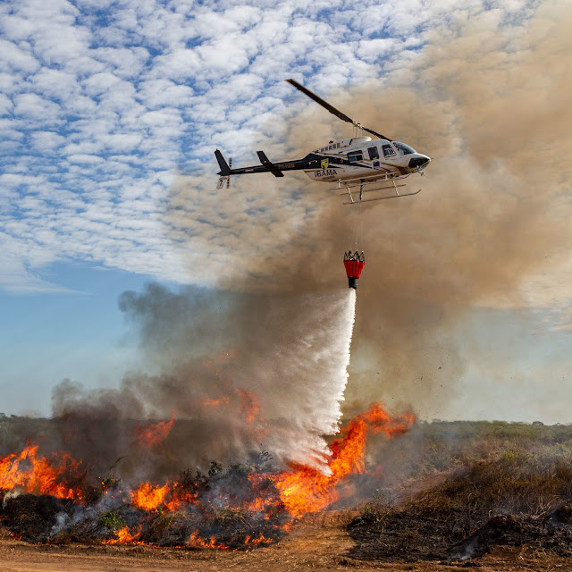 Fire Fighting Helicopter with Water Bucket