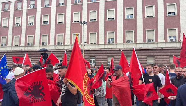 Protesters in Tirana with the KLA flag and Albanian flags protesting