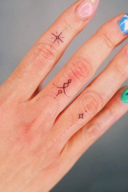 50 lindas tatuagens para os dedos que vão inspirar vocês!