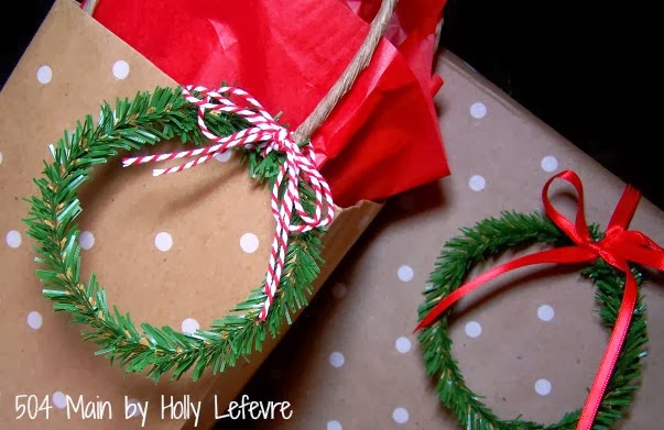 Christmas Present DIY Gift Topper Wreath - Make and Takes