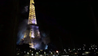 Tháp Eiffel "bốc khói" vào tối qua (Ảnh: DM)