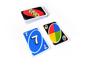 zdjęcie przedstawia zakryty stos kart i leżące przed nim niebieską siódemkę i kartę specjalną joker