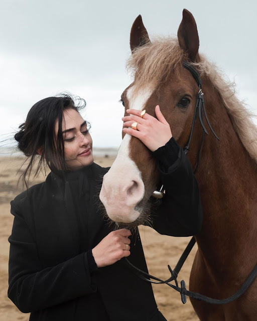 ‘Ertugrul Photography’ lead actress Esra Bilgic stuns in all-black outfit in her photo shoots