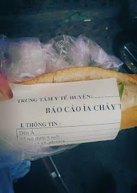 Bánh mì gói giấy...cạn lời 😂😂😂😂