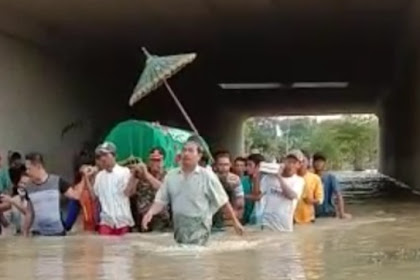 Warga Jombang gotong jenazah terjang banjir yang seminggu tak surut