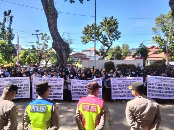 Perjuangkan Nasib Guru Honorer, Anggota DPRD Kota Padang Bakal Interpelasi Wali Kota, Ini Inisiatornya