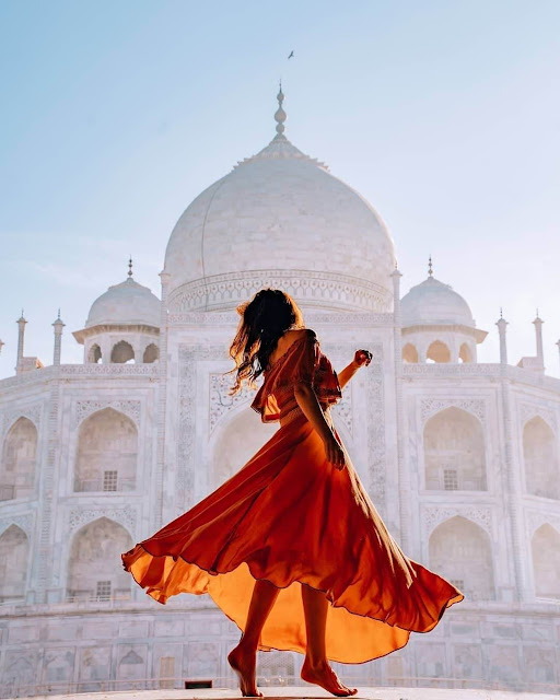 Kiến trúc ở đền Taj Mahal rất hoành tráng và độc đáo, tuy nhiên nổi bật nhất ở đây có lẽ là phần mái vòm được lát bằng đá cẩm thạch trắng trông cực kỳ sang chảnh và uy nghi. Cung điện trong bộ phim Aladdin (Thần đèn) của Disney được các nhà làm phim tạo ra dựa trên thiết kế của chính ngôi đền nổi tiếng này đấy!