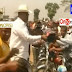 Après Kinshasa , C'est Le Tour de Kananga Le Ministre de la Jeunesse, Sports et Loisirs  Denis Kambayi distribue  des Casques ,  Gilets aux Wewa de Kananga  (VIDÉO)